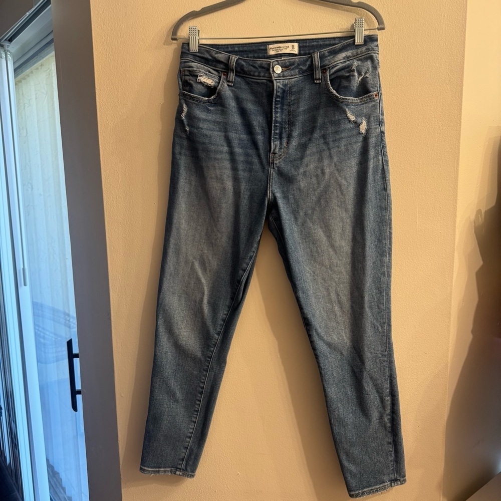 Abercrombie and Fitch Women’s Super Skinny Ankle High Rise Jean Size 30